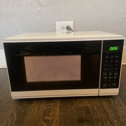 Mainstays 0.7 Cu ft Compact Countertop Microwave Oven, White