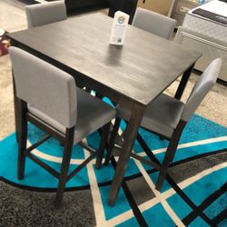 Derick Gray 5-Piece Counter Height Set / Dining table and Chairs 