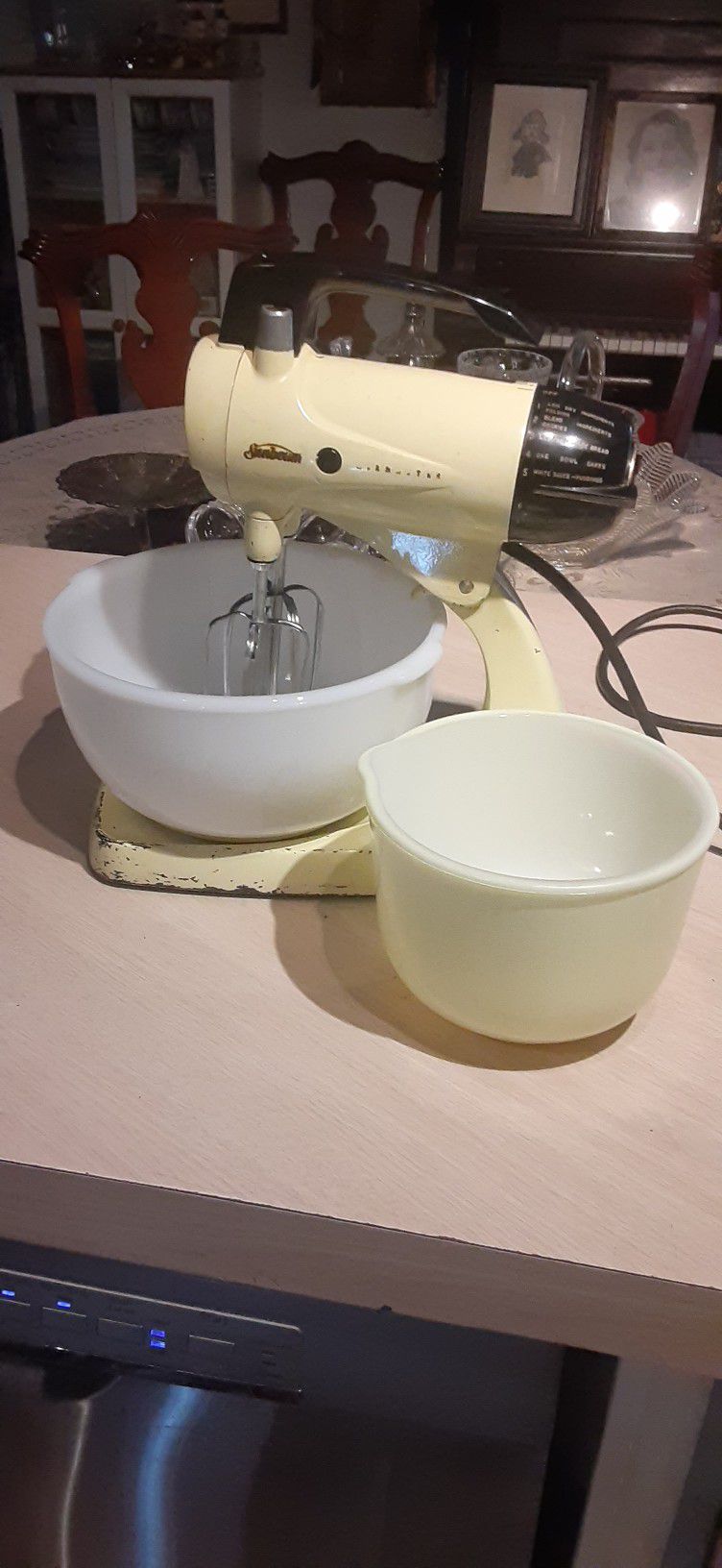 Vintage 1950s Yellow Sunbeam Mixmaster Works Great 