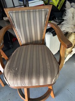 4 Rotating stools
