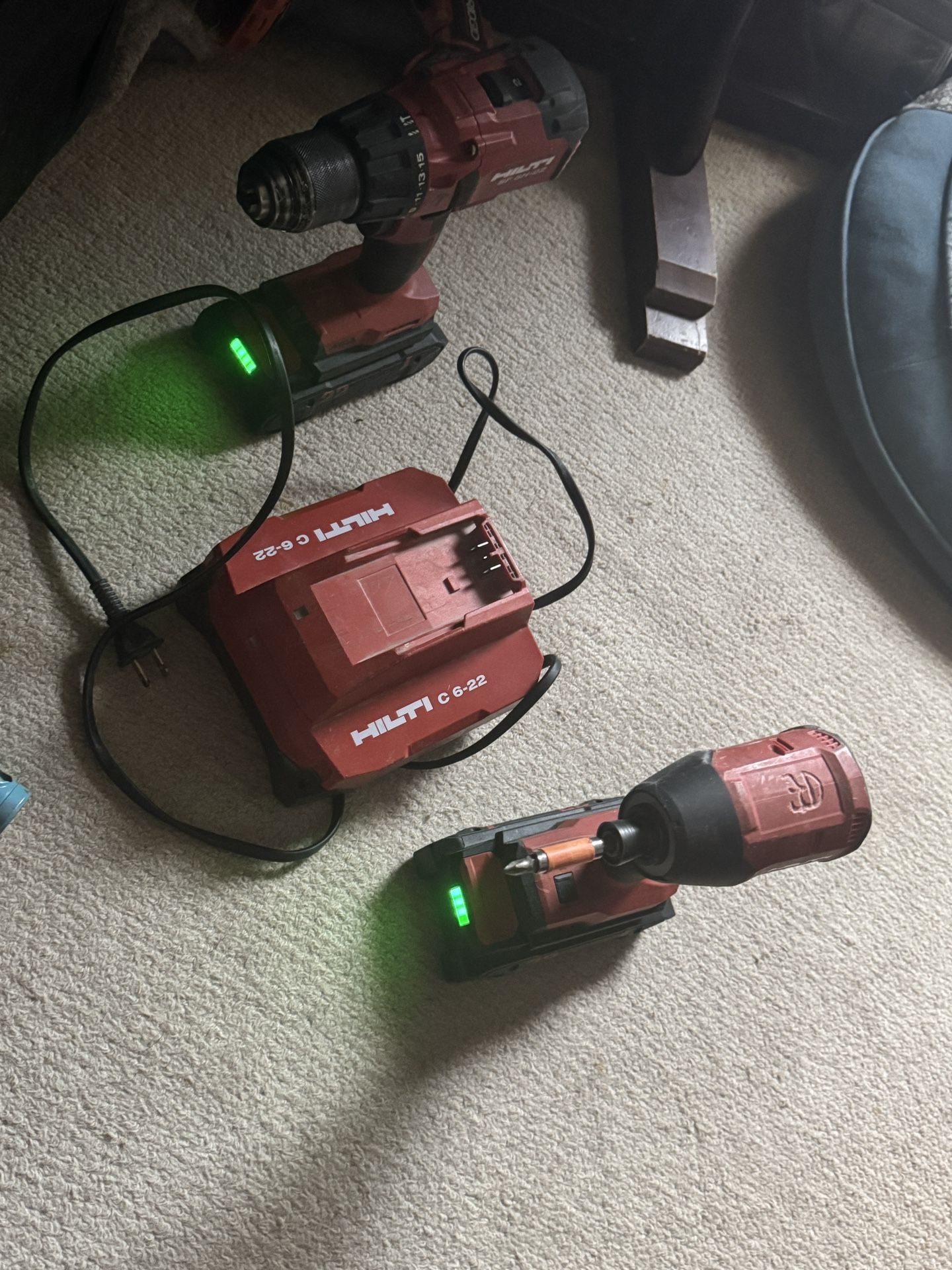 2 Hilti Screw Gun Set• With Charger Hilti screw gun 22 volts NURON rechargeable impact/ and regular