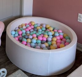 Ball pit with 500 BPA free balls