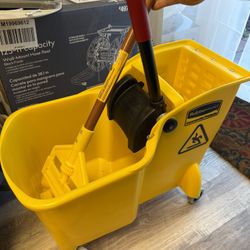 Rubbermaid 7.75-Gallons Down-Press Mop Wringer Bucket AND wood mop handle 