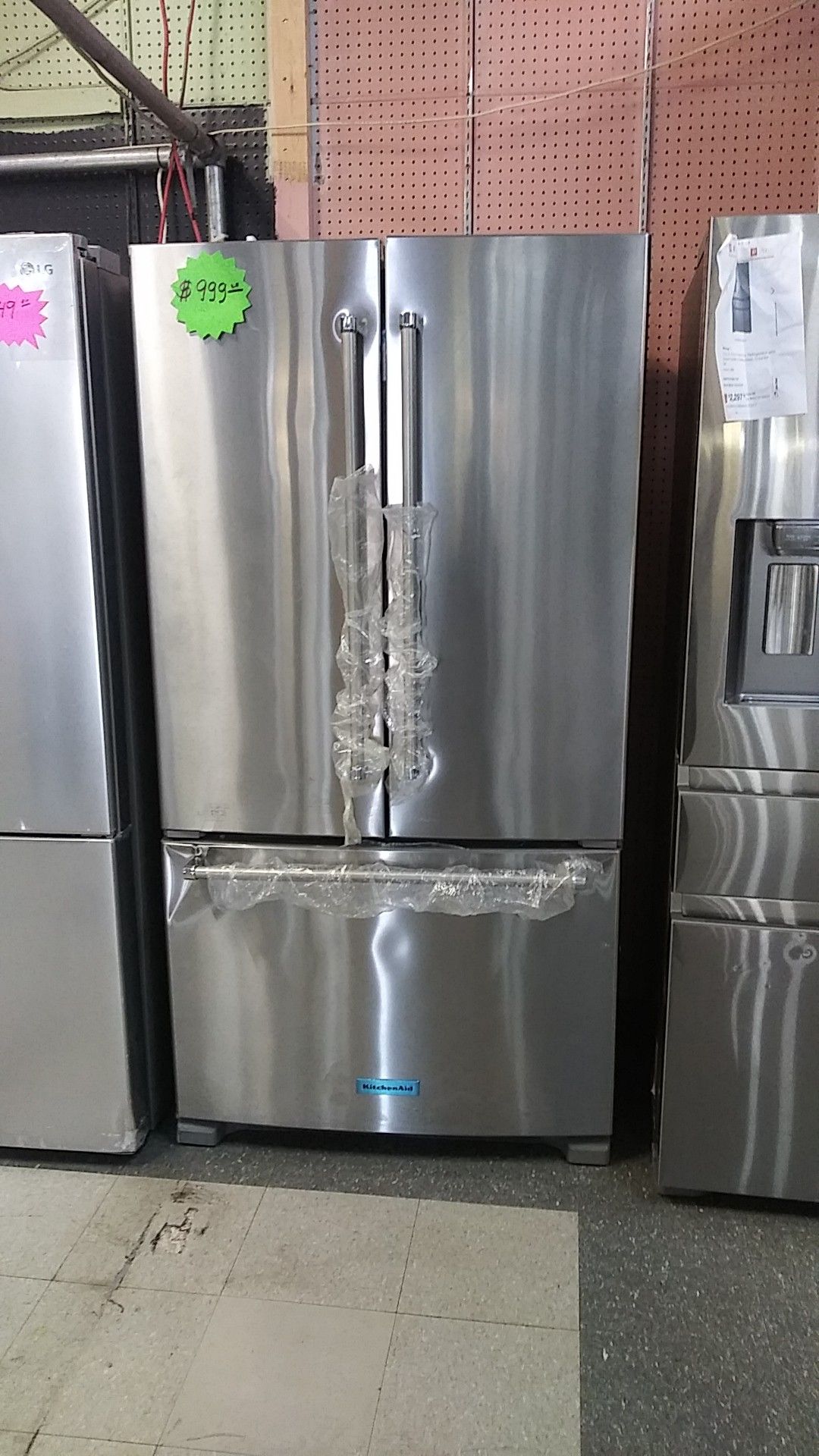 New kitchen aid refrigerator in excellent condition