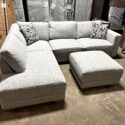 
🔥 BRAND NEW Drayden Fabric Sectional with Ottoman – Costco Furniture (FREE DELIVERY!)
