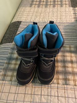 Snow shoes Toddler size 10 Carter’s