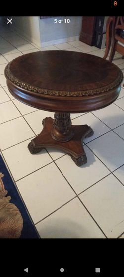 BEAUTIFUL VINTAGE OVAL END TABLE WITH DRAWER.