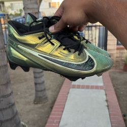 Men’s 9.5 Football Cleats 