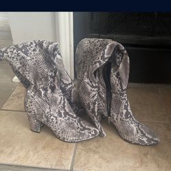 Size 7 Women’s Snake Print Boots