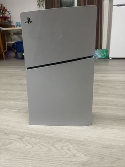White Ps5 no disc and controller with a account with Mount and Blade Bannerlord with war sails expansion, GTA 5, FC 25, Resident evil 2,3,4