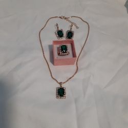 Set Of Green Stone Earings, Neclace With Pendant And Ring