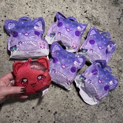 APHMAU mystery MeeMeows Clip Ons 