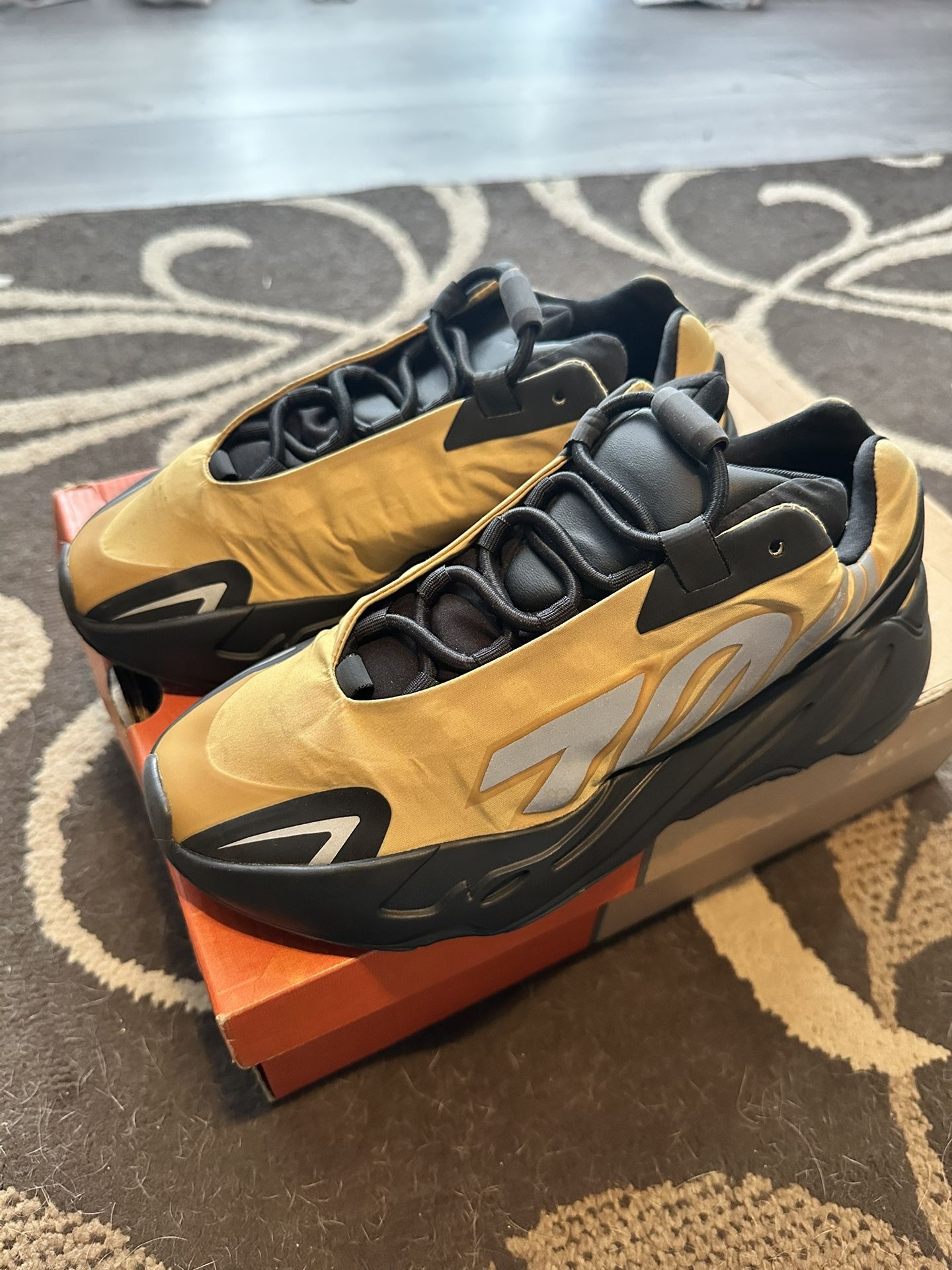 Adidas Yeezy boost 700 MNVN Sz