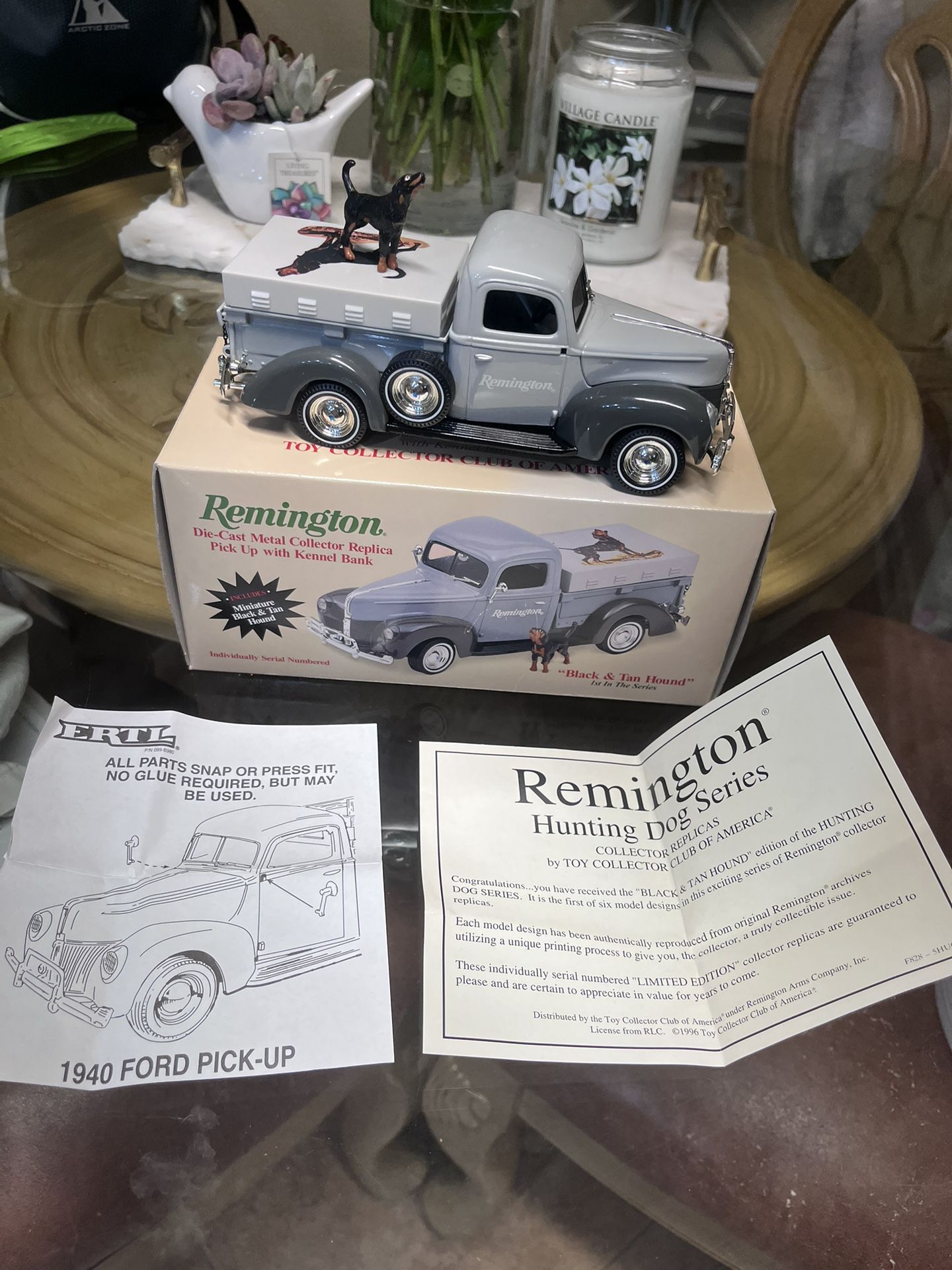 Remington diecast black & tan hound 1940 ford pick up