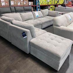 LARGE FAMILY BRAND NEW SECTIONAL 