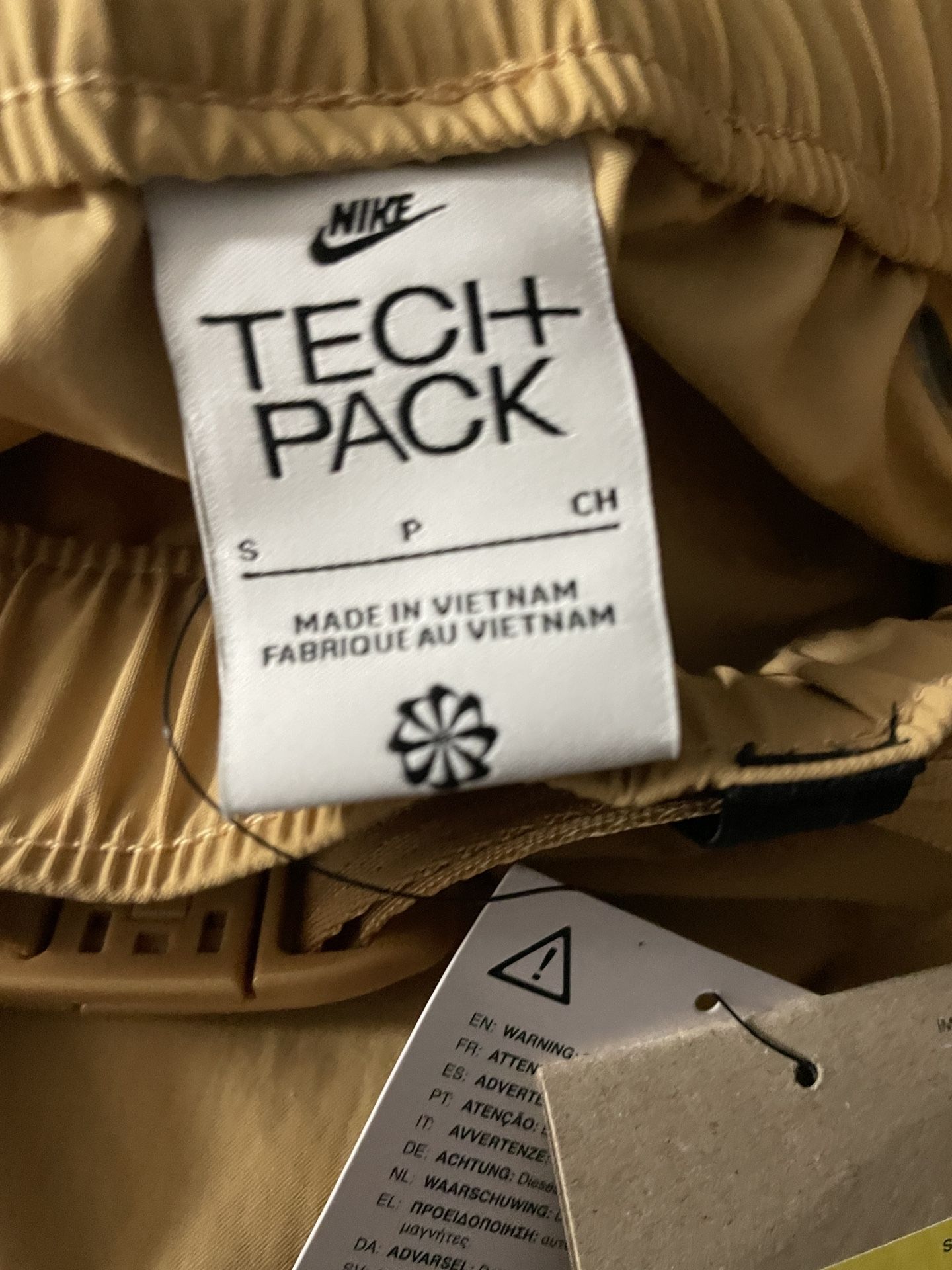 Nike Sportswear Tech Pack Woven Packable Cargo Shorts Men Size Small, brand new with tags!