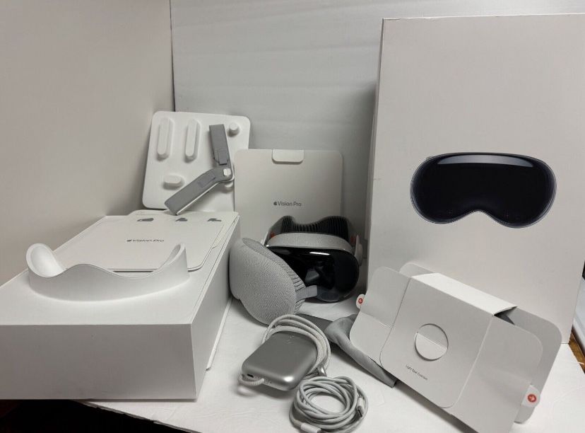 Apple Vision Pro 256GB-Solo Knit Band-M/ Dual Loop Band-M/Light Seal-Excellent