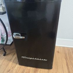 Black Retro Mini Fridge 