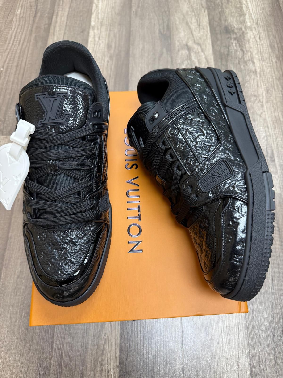 Low Top LV Black Shoes