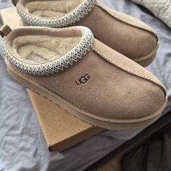 Size 5 Women's Uggs  