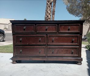 DRESSER !