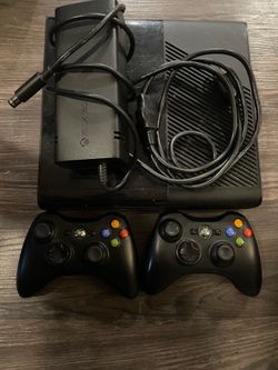 Xbox360, 2 controllers, all chords included