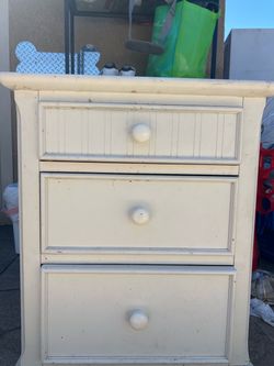 White Wood 3-Drawer Nightstand