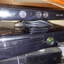 250gb Microsoft Xbox 360 slim With Kinect Sensor Bar Connect 2 Controllers and 3 Games