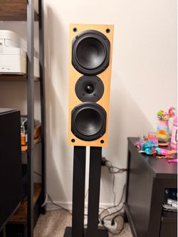 System Audio  SA520 bookshelf speakers (Mint Condition)