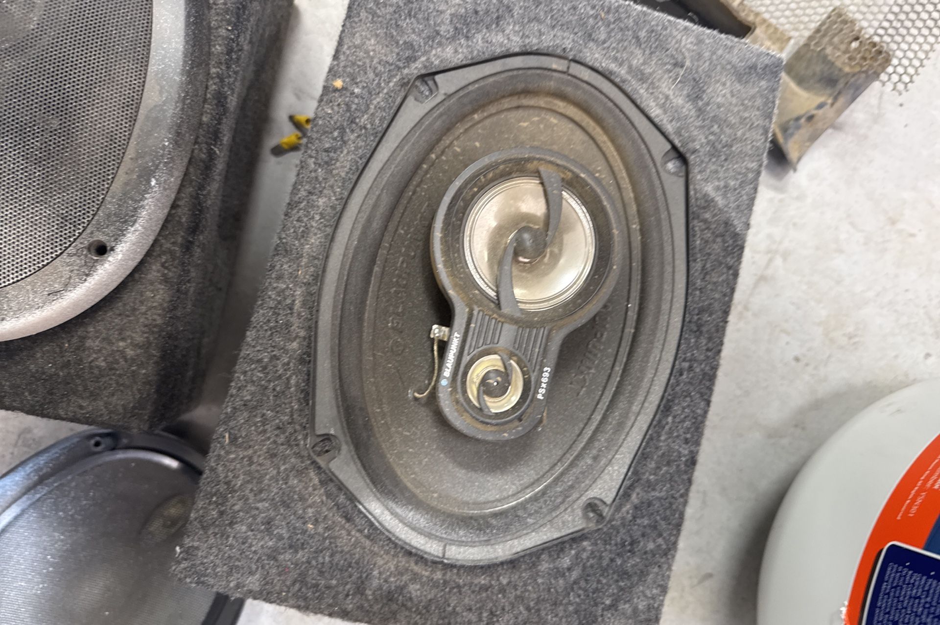 2 6x9 BLAUPUNKT SPEAKERS & Box S