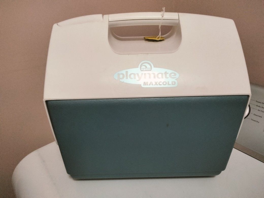 Igloo Playmate Maxcold Cooler