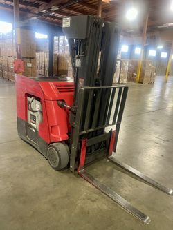 2015 Electric Raymond Forklift (dockstocker)quad Mast 4-stage