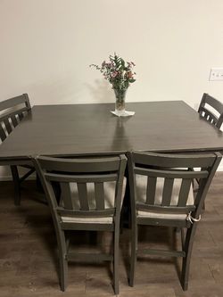Good condition dinning table w/ 4 high chairs