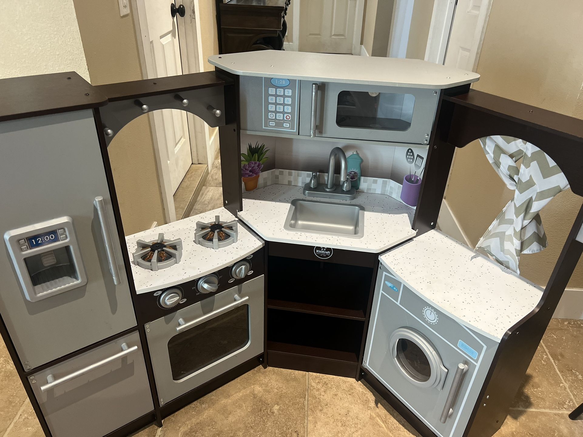 Kids Play kitchen