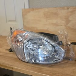 HYUNDAI ACCENT Right Side Headlight Assembly 2007-2011
