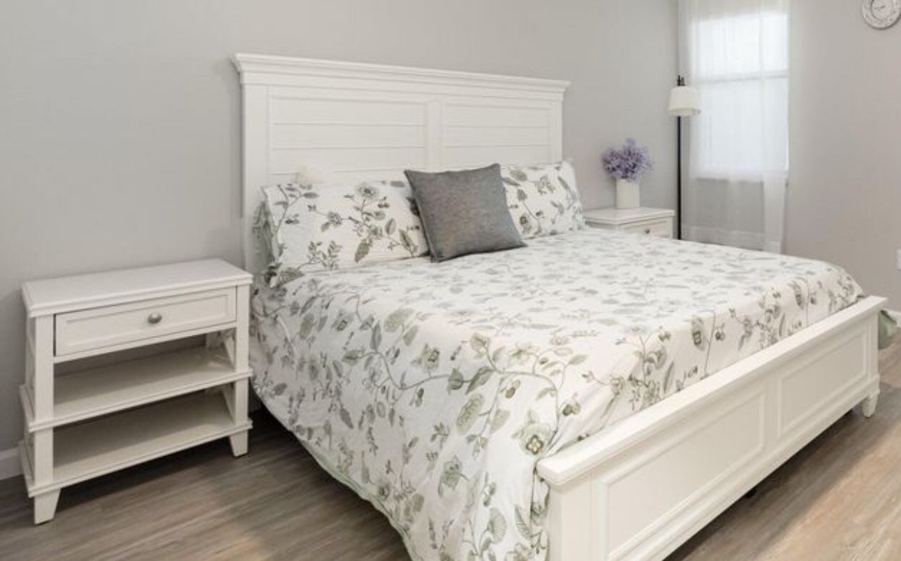 Cape Cod Ivory Panel Queen Size Bed 