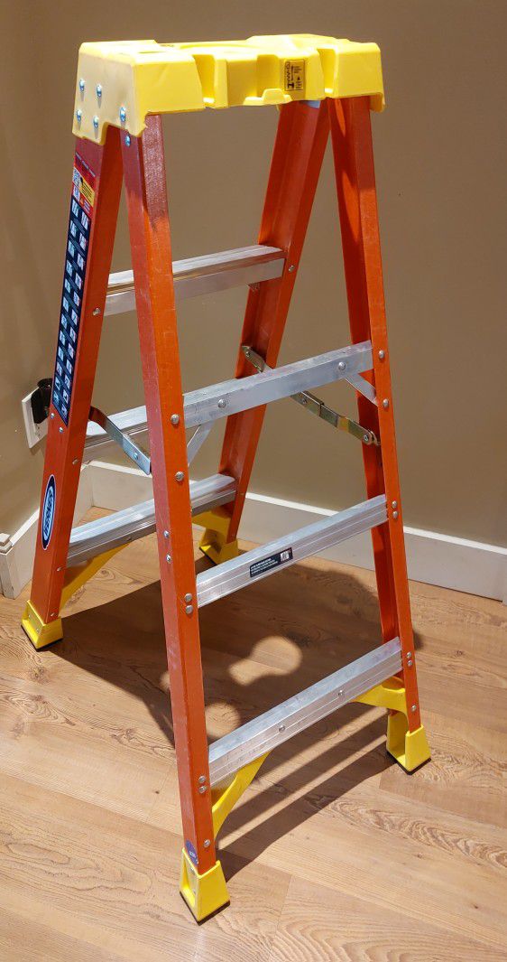 4 ft. Fiberglass Step Ladder 
