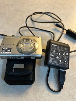 Nikon Coolpix S3000 Digital Camera 12.0MP 4X w Leather Case