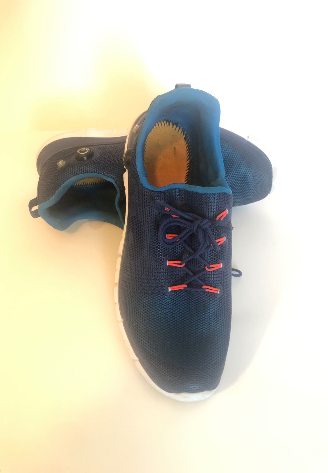 Men’s Reebok runners dri fit size 12 blue in color ultra lights