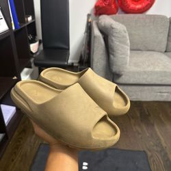 Beige Yeezy slides US:8