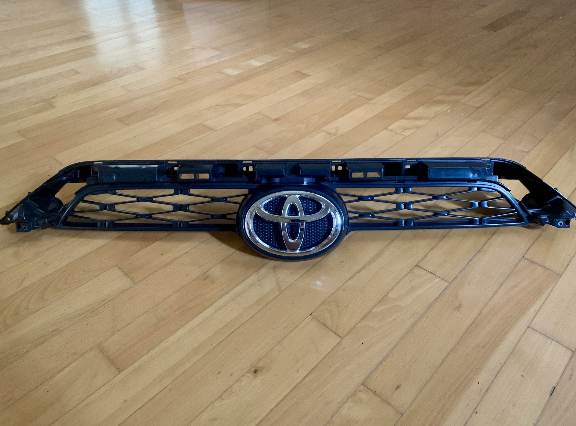 Black Front Upper Grill Toyota 4Runner 2014-2019 With Silver Chrome Emblem Genuine OEM Factory Excellent Clean