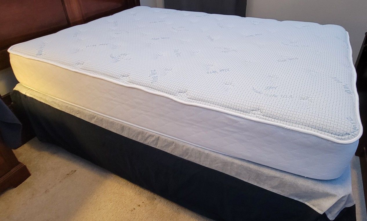 Like NEW Full-size Mattress & Boxsprings