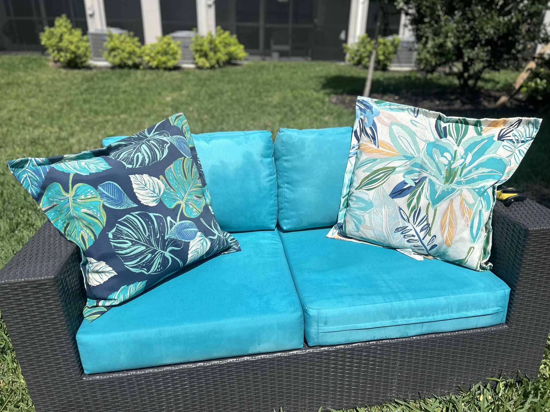 Outdoor Wicker Patio Couch Perfect Condition 