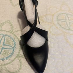 Black Elegance Cross Strap Front Pump