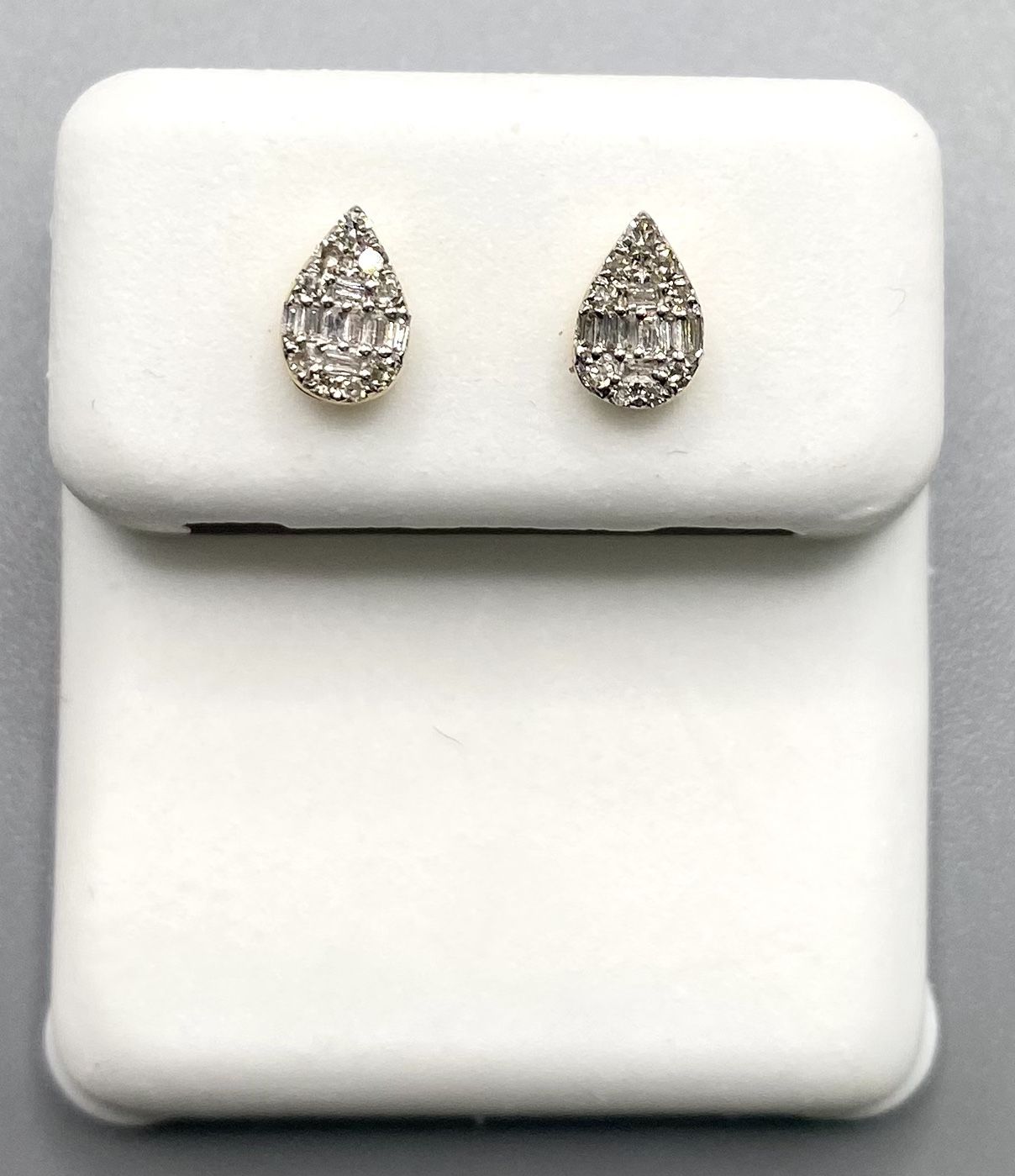 Gold With Diamond Drop Shaped Earrings (0.25CTW)