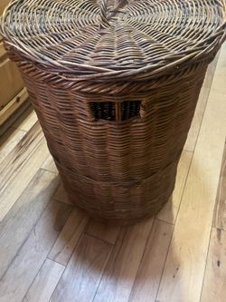 Large Round Wicker Hamper Or Storage With Lid