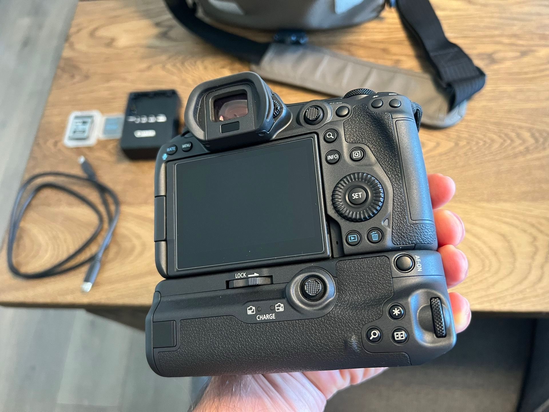 Canon EOS R5 Digit Mirrorless Camera BG-R10 Grip Lexar CF Express Memory card 512