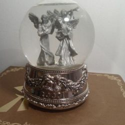 WALLACE SILVERSMITHS MUSICAL SNOW GLOBE - CHRISTMAS 2000