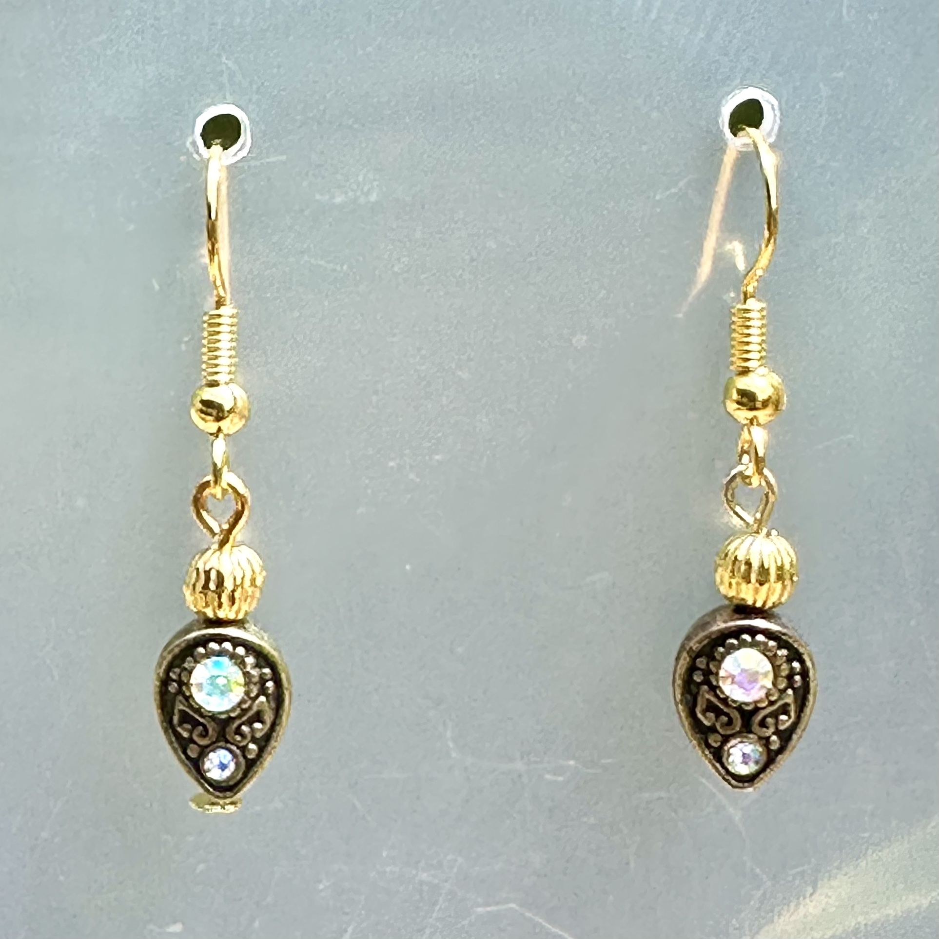 π€ Beautiful gold tone faux diamond tear drop shape beaded earrings