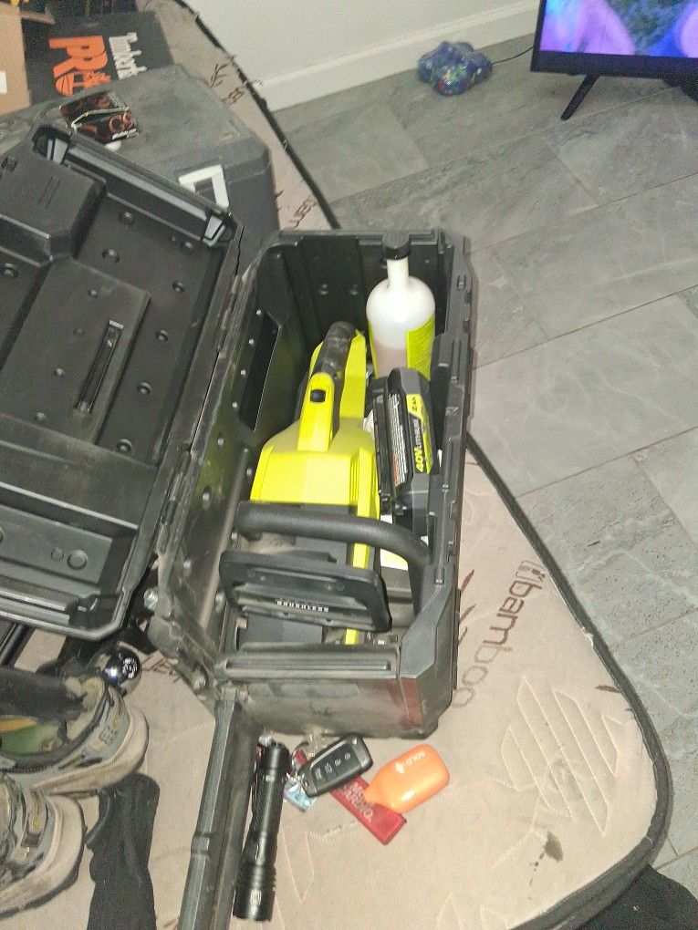 Battery chainsaw.